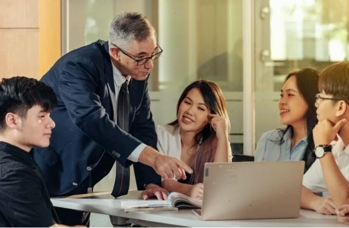Nhà tư vấn lắng nghe và hỗ trợ học sinh trong buổi tư vấn tâm lý học đường
