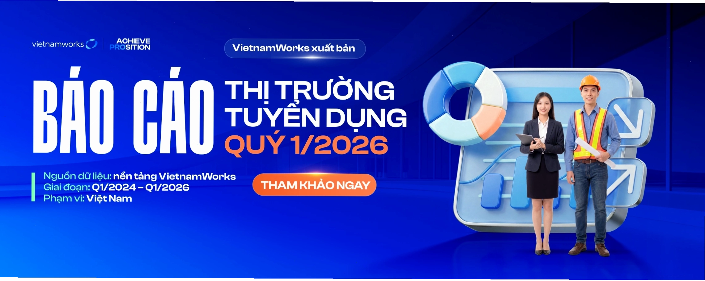 Nhân viên tư vấn bán hàng giới thiệu sản phẩm cho khách hàng