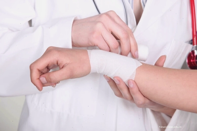 Nhanh chóng đến cơ sở y tế để được chẩn đoán chính xác tình trạng trật khớp cổ tay và có hướng điều trị kịp thời