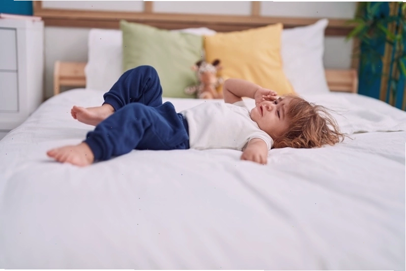 Nhiều nguyên nhân khiến trẻ 2 tuổi quấy khóc vào ban đêm, bao gồm các vấn đề sức khỏe.