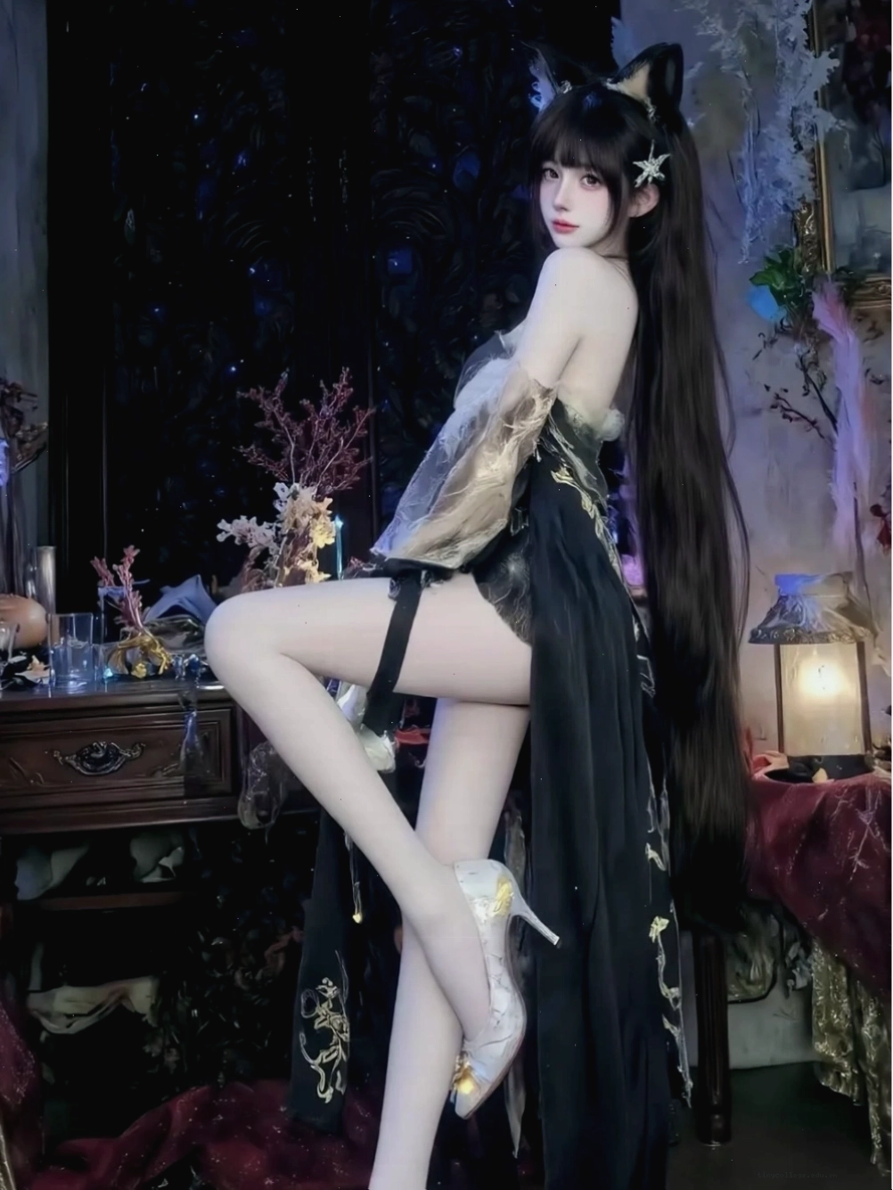 Nữ cosplayer thể hiện thần thái ngầu với trang phục anime mạnh mẽ