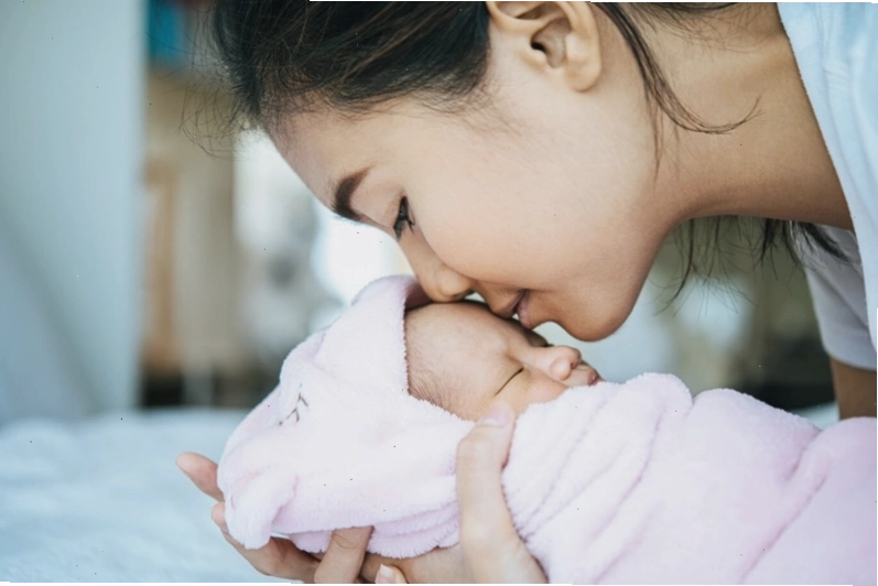 Ôm ấp, âu yếm con cũng là cách gọi sữa về cho mẹ sinh mổ