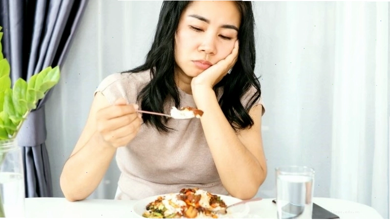 Phụ nữ có thai thường cảm thấy chán ăn vì ốm nghén kéo dài