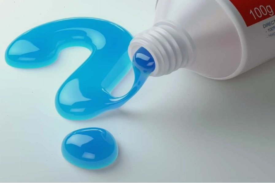 Sử dụng kem đánh răng để tẩy cặn canxi trên kính