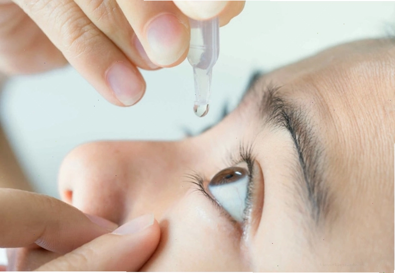 Sử dụng thuốc nhỏ mắt kháng khuẩn để điều trị lẹo