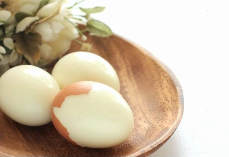 Sử dụng trứng gà luộc nóng để lăn trên mắt bị lẹo