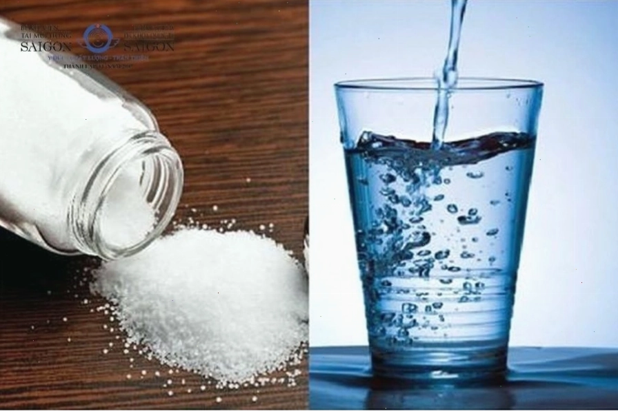 Súc miệng bằng nước muối ấm giúp sát khuẩn và giảm đau nhức răng hiệu quả