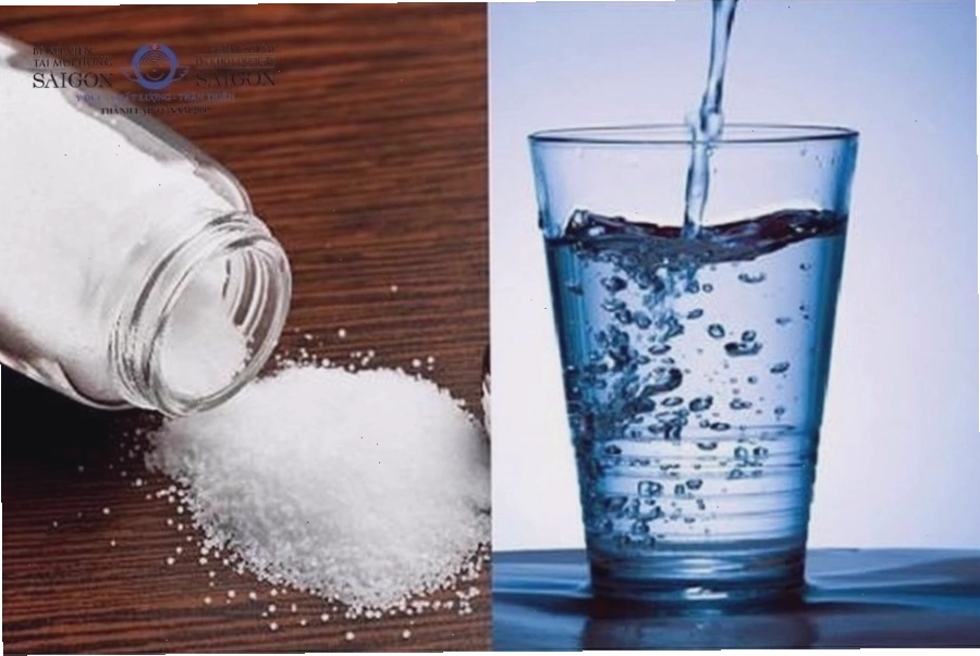 Súc miệng nước muối ấm giúp sát khuẩn và giảm viêm vùng răng bị đau