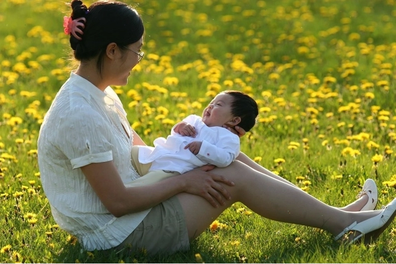 Tắm nước ấm giúp bé thư giãn