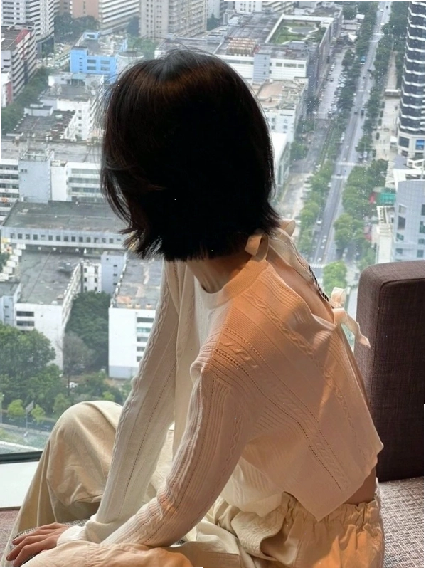 Tạo dáng quay lưng nhìn xa xăm đầy suy tư