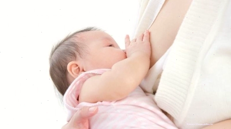 Tạo thói quen cho bé bú đúng cách để ngừa tắc tia sữa