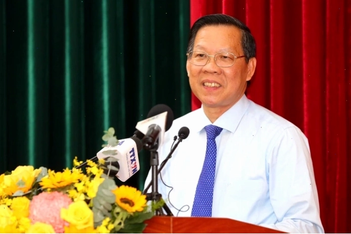Tập thể lãnh đạo và cán bộ cùng ông Phan Văn Mãi
