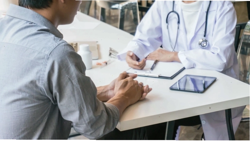 Tham khảo ý kiến bác sĩ khi bị ngứa tai kéo dài