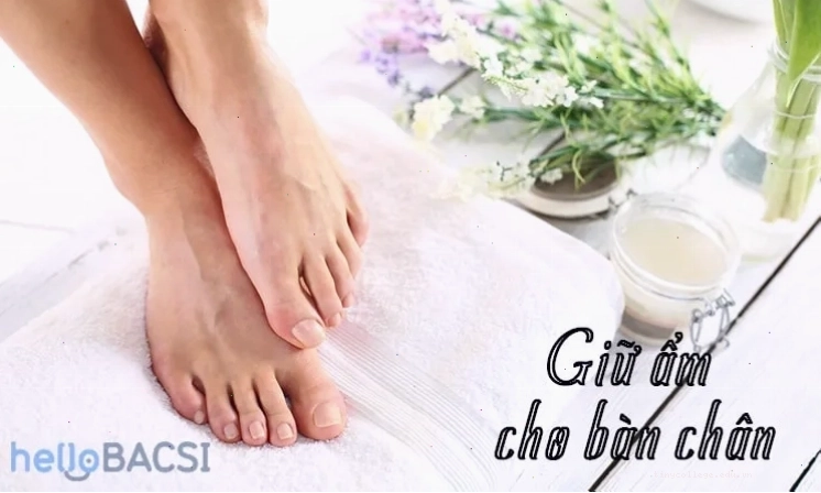 Thoa kem dưỡng ẩm cho bàn chân để cải thiện tình trạng da khô