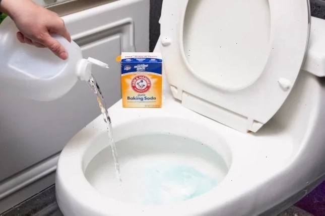 Thông bồn cầu bằng baking soda và giấm ăn