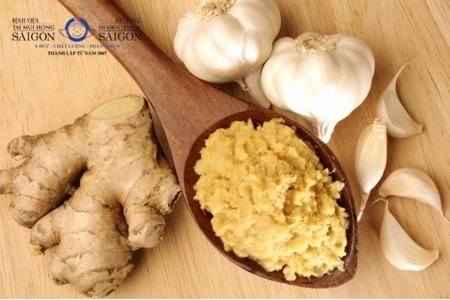 Tỏi có đặc tính kháng khuẩn và giảm đau tự nhiên, giúp làm dịu cơn nhức răng