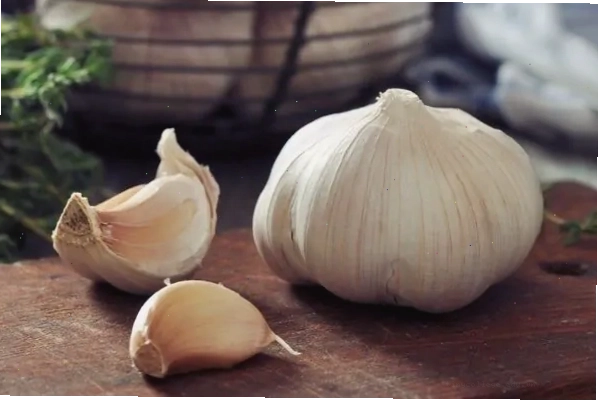 Tỏi có hoạt chất kháng sinh tự nhiên giúp diệt nấm gây hắc lào