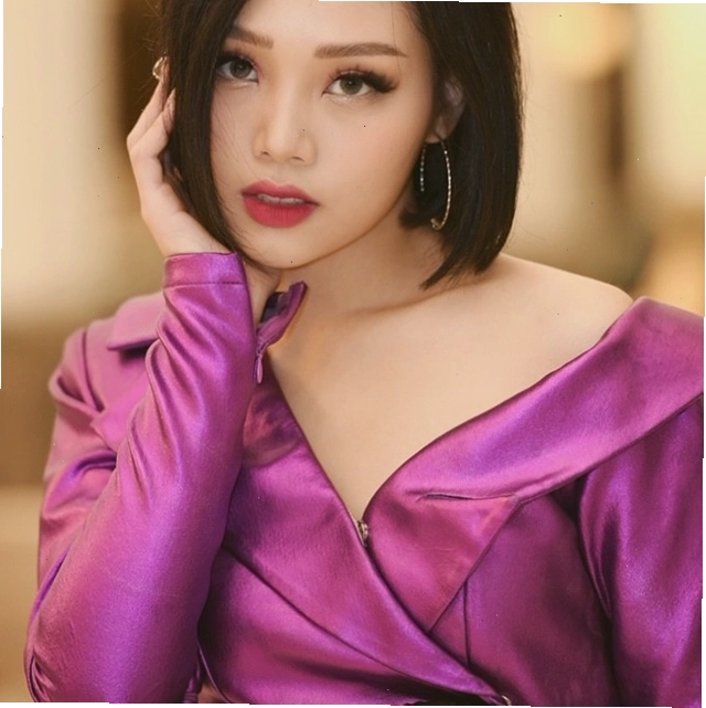 Trần Phương Mai biểu diễn trên sân khấu