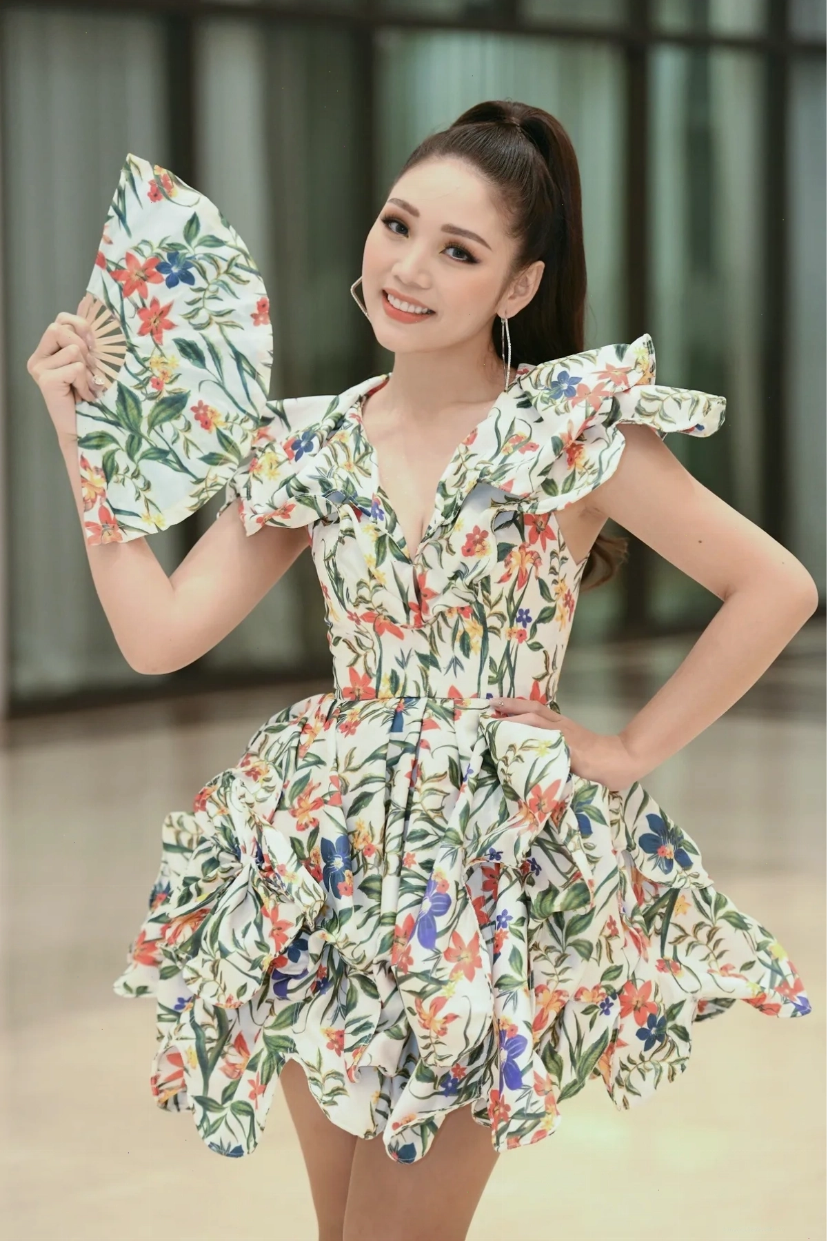 Trần Phương Mai trong trang phục biểu diễn