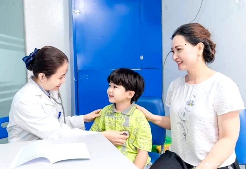 Trẻ cần được theo dõi sức khỏe thường xuyên và đưa đến bệnh viện ngay khi có biểu hiện bất thường
