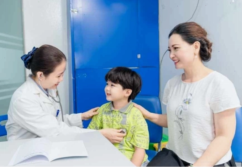 Trẻ cần được theo dõi sức khỏe thường xuyên và đưa đến bệnh viện ngay khi có biểu hiện bất thường