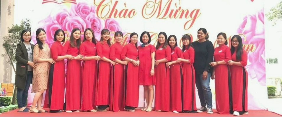 Trẻ em vui vẻ tham gia các hoạt động sinh hoạt gia đình