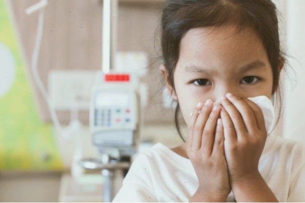 Trẻ nhỏ đang được mẹ chăm sóc sau khi bị chảy máu cam