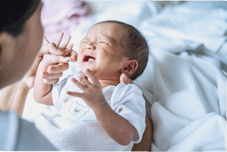 Trẻ sơ sinh bị thoát vị rốn quấy khóc nhiều cần được theo dõi y tế