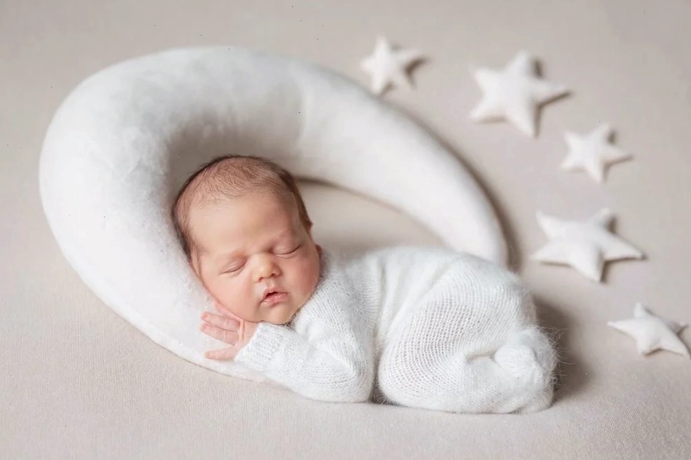 Trẻ sơ sinh dụi mắt và có biểu hiện buồn ngủ