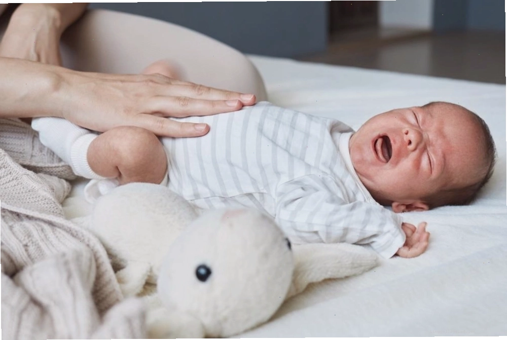 Trẻ sơ sinh khóc vì đói với biểu hiện mút tay