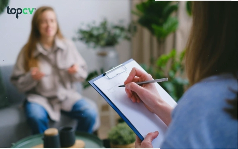 Tư vấn viên bảo hiểm giải thích chi tiết hợp đồng cho khách hàng