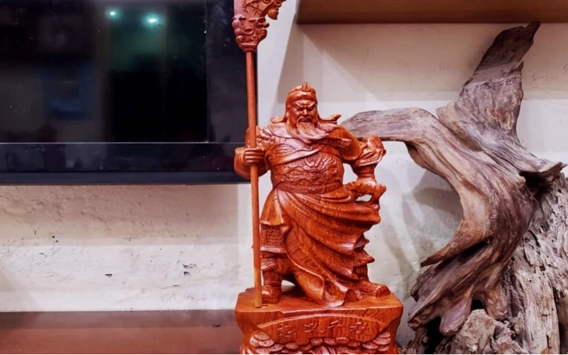 Tượng Quan Công chống đao uy phong