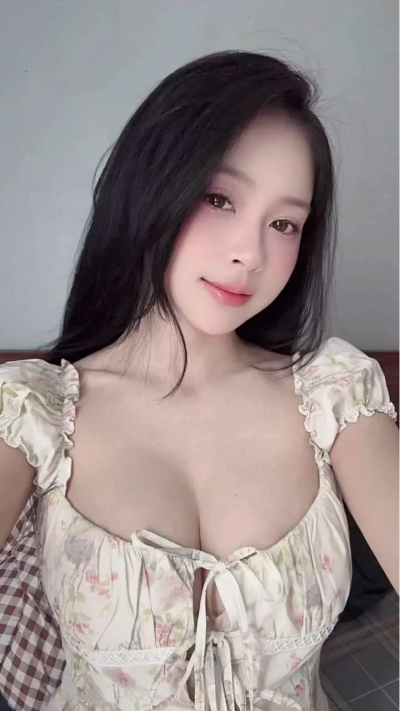 Vẻ đẹp sang chảnh và quyến rũ của cô gái với vòng 1 đầy đặn