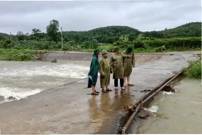 Cán bộ địa phương kiểm tra an toàn tại các vị trí ngầm tràn