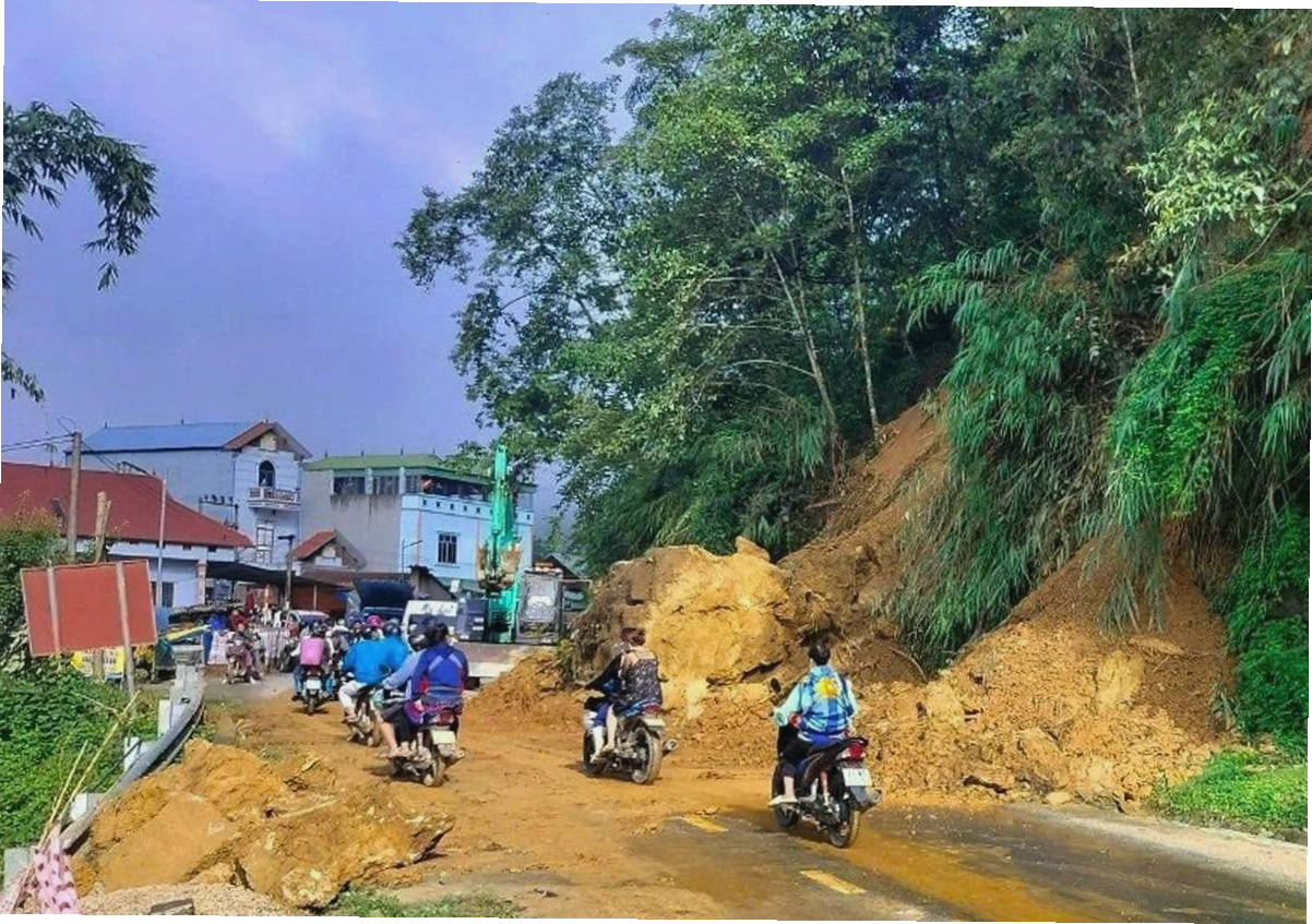 Tình hình nước dâng cao gây chia cắt các tuyến đường giao thông