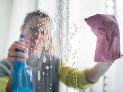 Bí quyết tẩy cặn canxi trên kính hiệu quả và đơn giản tại nhà