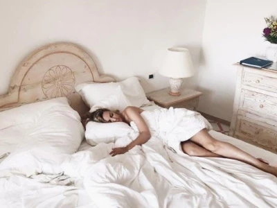 Giải Mã Giấc Mơ Thấy Người Khác Không Mặc Quần Áo: Ý Nghĩa Và Điềm Báo